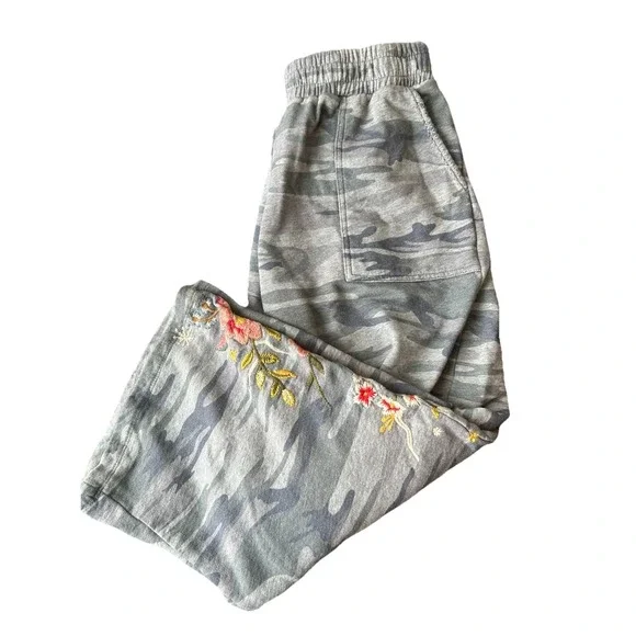 JW Los Angeles Johnny Was Camo Embroidered Floral Joggers Sweatpants Medium BOHO - Picture 1 of 6